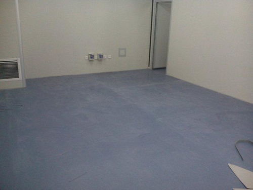 PVC塑胶地板应用与批发指南 达县、涪城地胶及机房防滑地胶解析